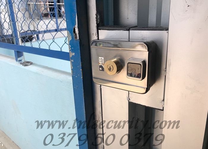 Lap-dat-khoa-cong-dien-tu-cho-day-nha-tro-tai-quan-9